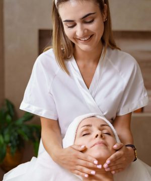 facial-massage-beauty-treatment-CV8BDTP.jpg